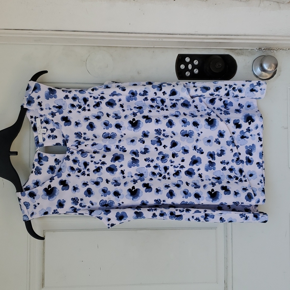 3/$30 Alfred Sung Sleeveless Top